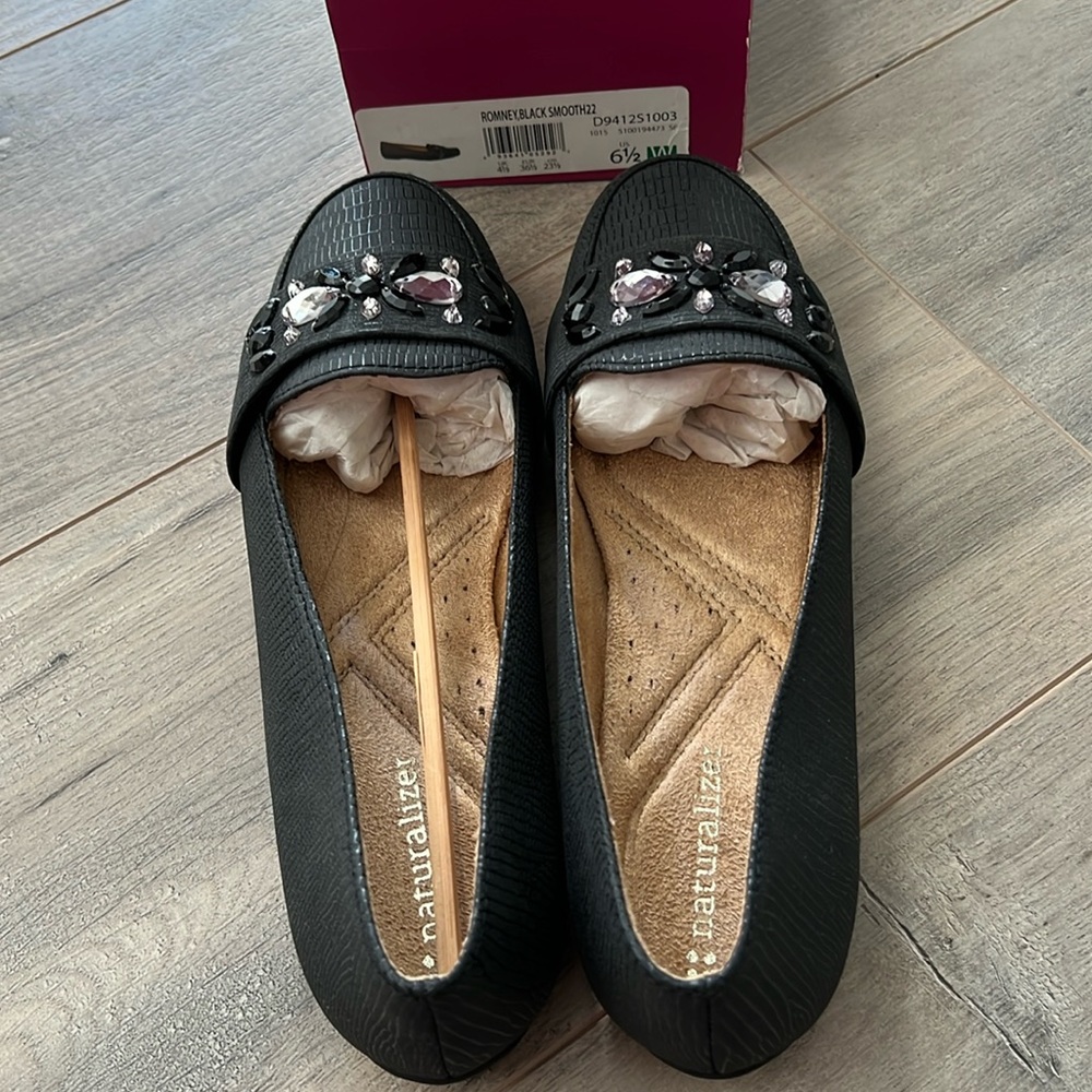 Black Romney jeweled Naturalizer flats size 6.5